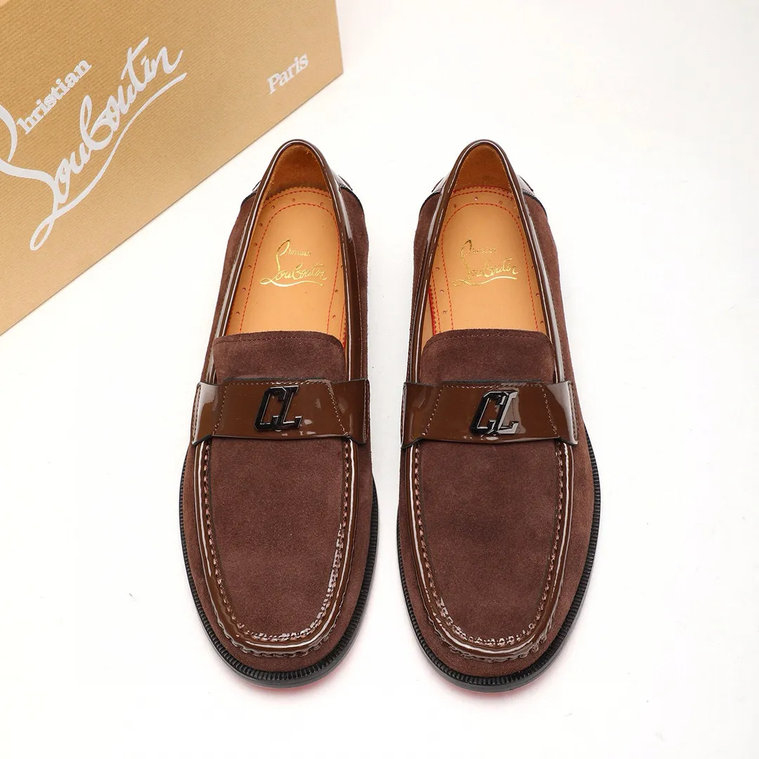Batch 1,080 yuan 💰••New real shots••CL～High-end men’s 👔casual•loafers with red soles! ••🆑Genuine and top-quality goods from original orders ••✅💯 Purchase goods from top-quality original orders! Original imported patterned cowhide ➕Imported cowhide lining ➕Cowhide feet ➕Original leather outsole~🉑️Feel free to compare the authentic ones! Size: 38-44 (45.46.47 can be customized)